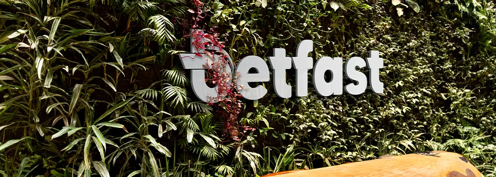 Parede com a marca betfast na sede do operador